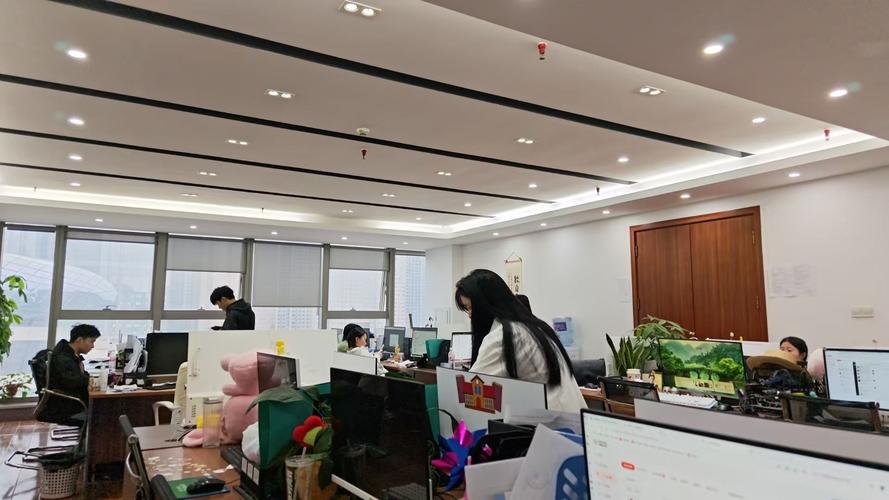 电子厂高薪招工 包吃住、入职预支200元，企业管理咨询专家深度解析真实利弊与求职避坑指南